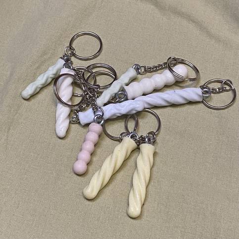 Sammlung an bunten Schlüsselanhängern in Form von Dildos