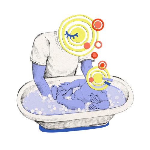Baby in Badewanne im Arm eines Menschen