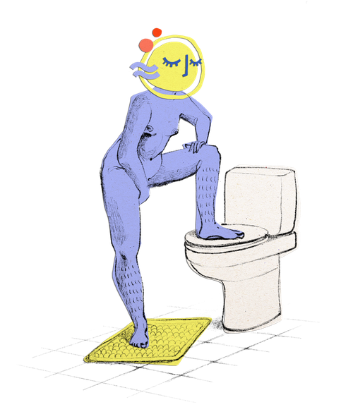 Frauenkörper mit einem Bein auf Toilette im Badezimmer